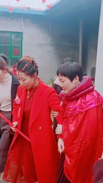 新郎当吃瓜群众怎么说的,揭秘当吃瓜群众的欢乐与尴尬